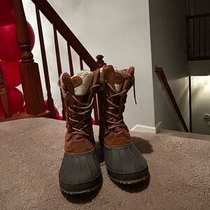 This product is a warm winter boot great for the snow. In the size 9 in women’s